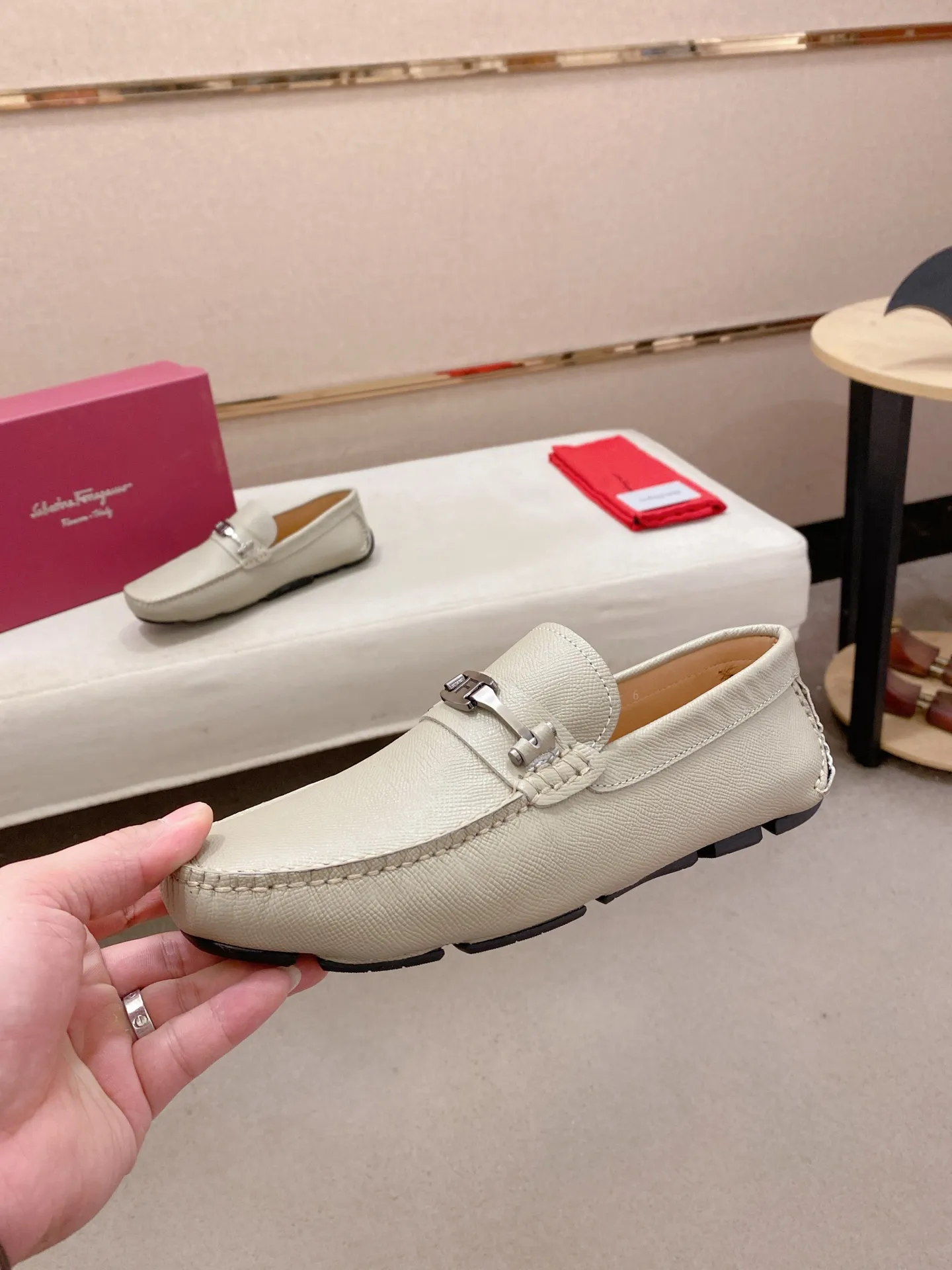Factory price: 540💰High-end quality! Ferragamo🆕🆕Exclusive hot-selling products in stock🔥🔥New products on the shelves, high-quality Ferragamo men's pea shoes, high-end casual driving shoes, with complete packaging! 💪 💪 Material: imported first-layer cowhide 🐂 + imported high-quality water-dyed cowhide lining + wear-resistant outsole 👍🏻👍🏻 Features: high-end and comfortable, purely handmade 🚀 🚀 Create the perfect shoe that suits you best 🔥 🔥 Size: (38-44) 45 standard size can be customized!